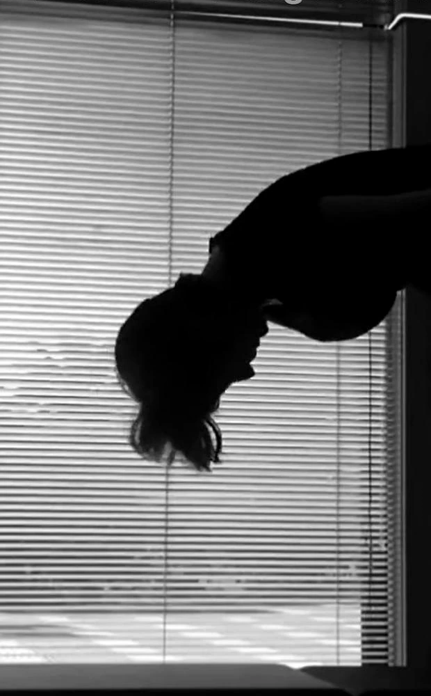 La extensión del cuerpo dibuja una respiración amplia y controlada.